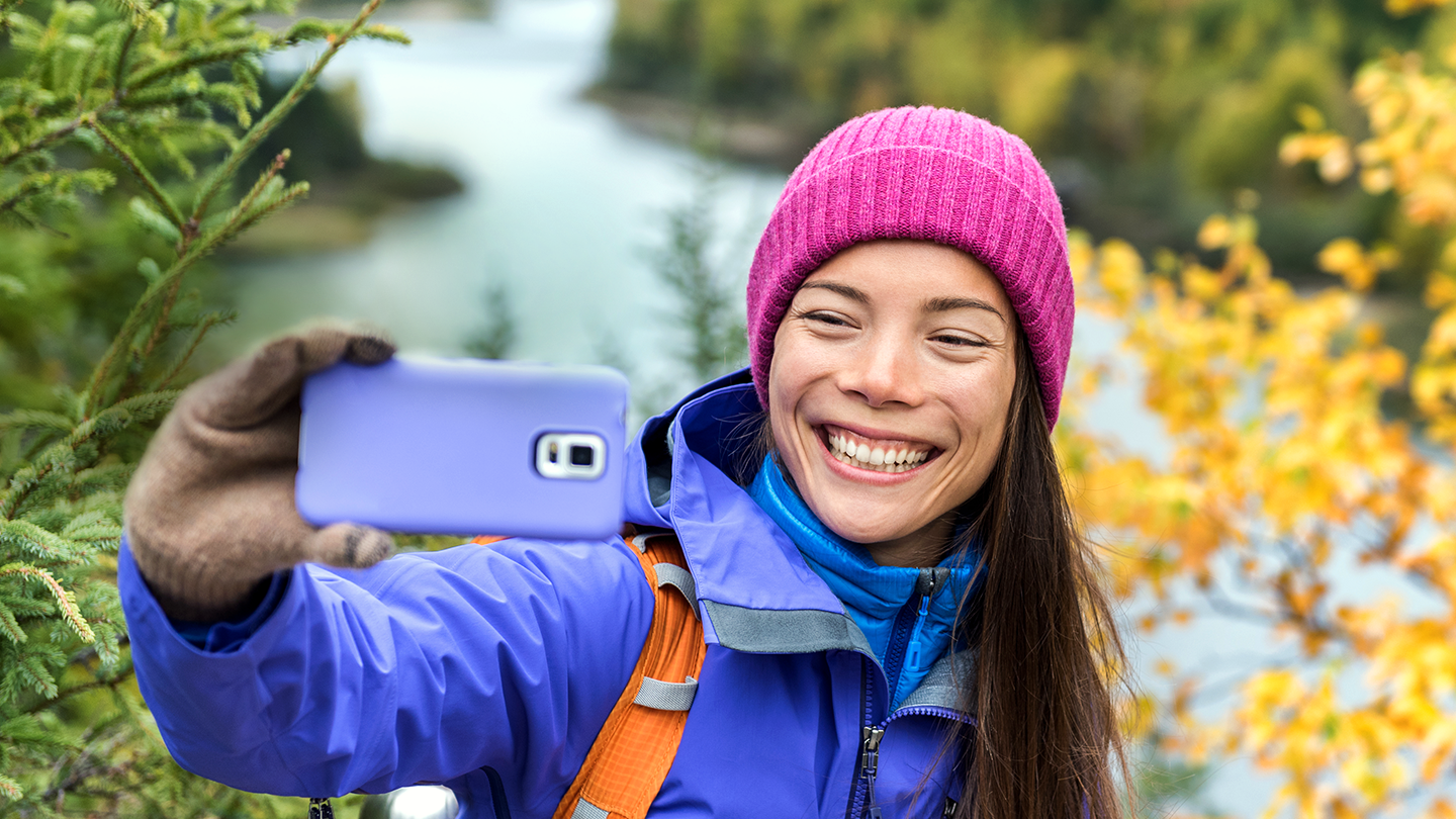 Kund*in schießt Selfie in der Natur